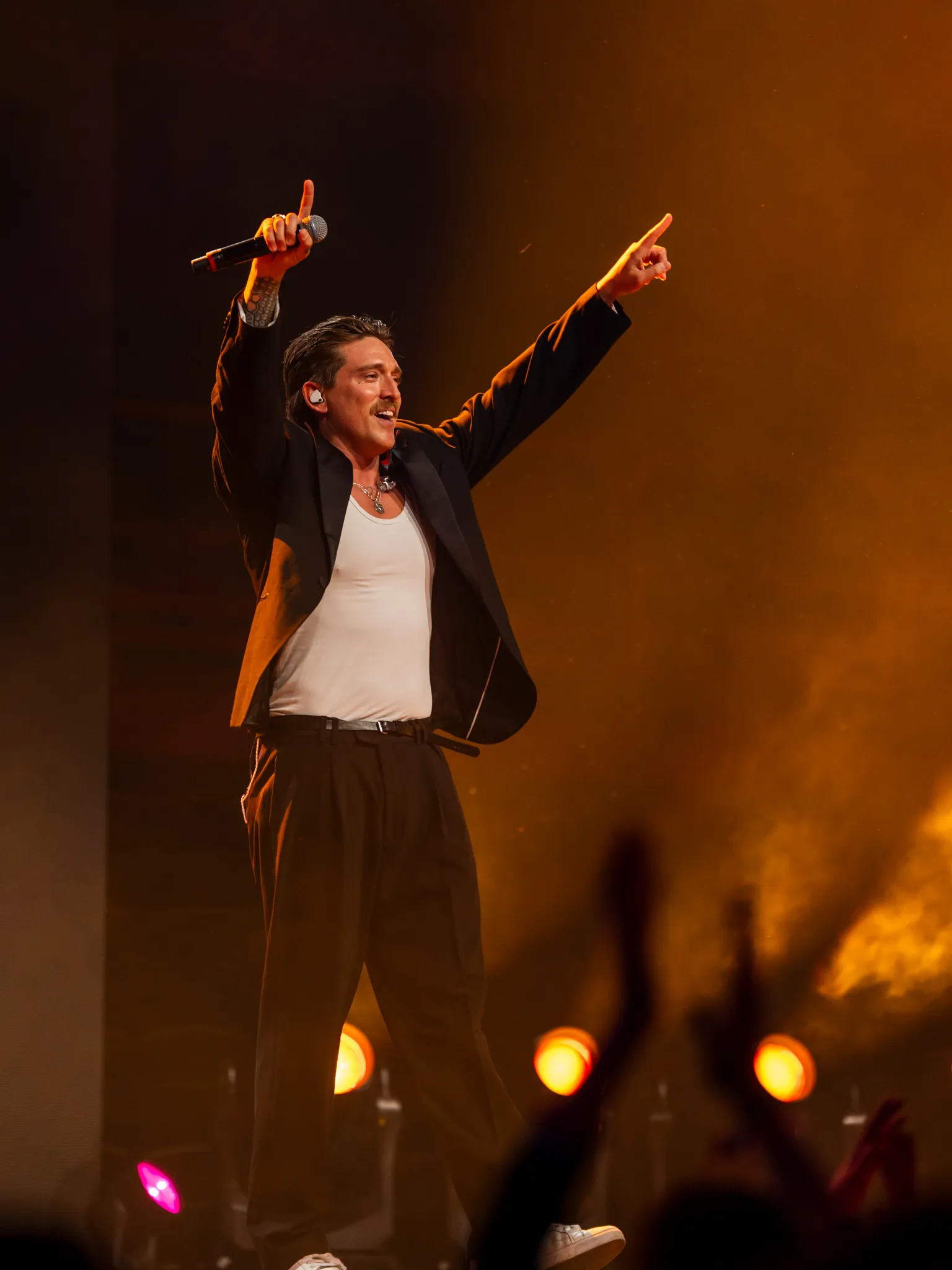 Konsert: Artist pekar mot publiken